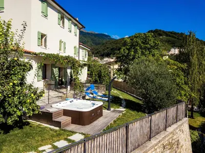 Vista generica sulle montagne o vista sulle montagne dall'interno dell'agriturismo