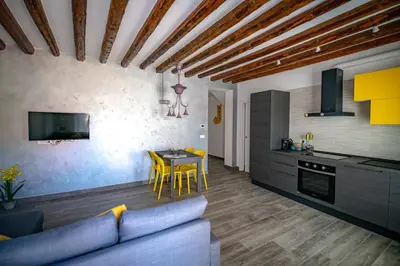 Cucina o angolo cottura di YELLOW GARDEN