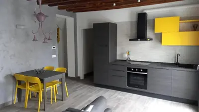 Cucina o angolo cottura di YELLOW GARDEN
