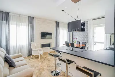 TV o dispositivi per l'intrattenimento presso Elegant & Spacious - 30 min from Venice - King beds!
