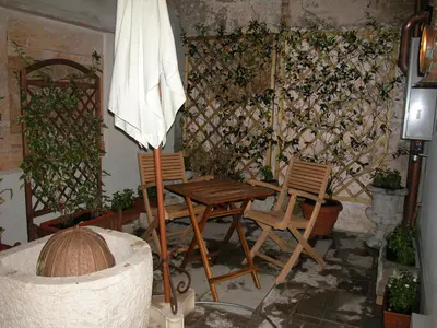 Area soggiorno di Al pozzo dei Scoacamini, 100 m from San Marco, ground floor