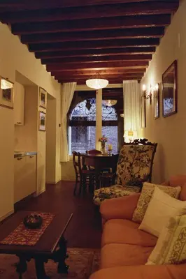 Area soggiorno di Al pozzo dei Scoacamini, 100 m from San Marco, ground floor