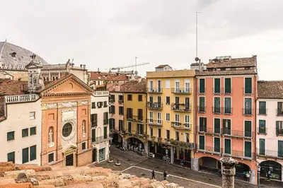 Vista generica su Padova o vista sulla città dall'interno dell'appartamento