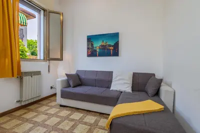 Area soggiorno di Gate1-MarcoPoloAirport-3 Camere da letto-Wifi-Netflix-15' da Venezia