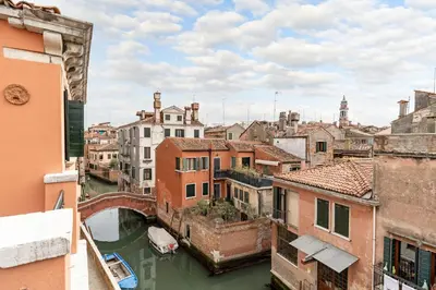 Vista generica su Venezia o vista sulla città dall'interno dell'appartamento