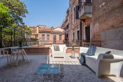 Area soggiorno di Palace Canal View by Wonderful Italy