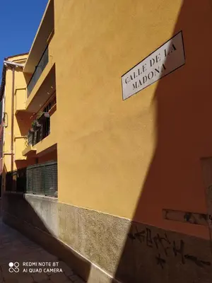 Certificato, attestato, insegna o altro documento esposto da Casa Gialla
