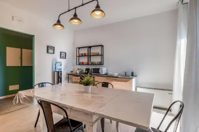Cucina o angolo cottura di GuestHost - Family & Friends Rooms