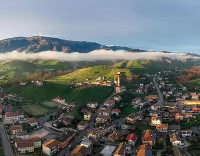 Vista generica sulle montagne o vista sulle montagne dall'interno della casa vacanze
