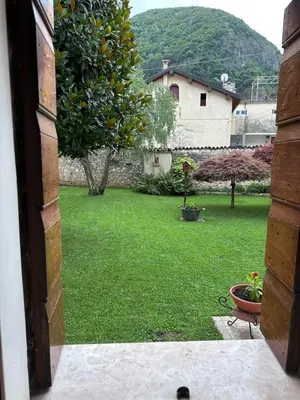 Vista generica sulle montagne o vista sulle montagne dall'interno della casa vacanze