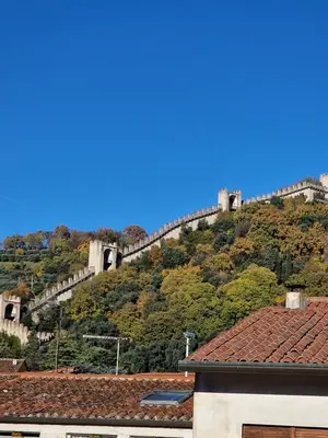 Vista generica sulle montagne o vista sulle montagne dall'interno della casa vacanze