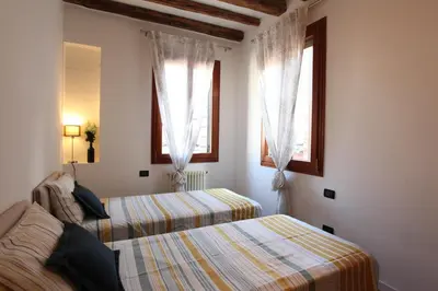 Letto o letti in una camera di Domus Biennale, Modern apartment in Venice centre.
