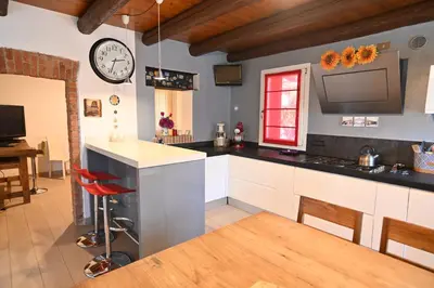 Cucina o angolo cottura di CA CENTOSA ARTISTIC HOUSE villa storica ristrutturata con patio e giardino