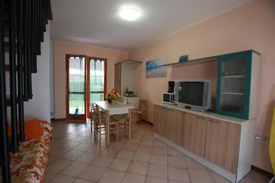 Cucina o angolo cottura di Terraced house with garden and porch