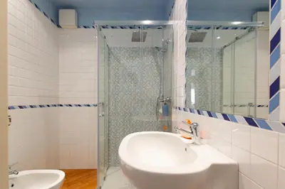 Bagno di Centralissimo con vista colline